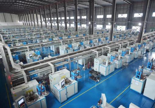 農(nóng)村寒門出生,14歲就外出打工,身價千億卻嫁給了自己的司機